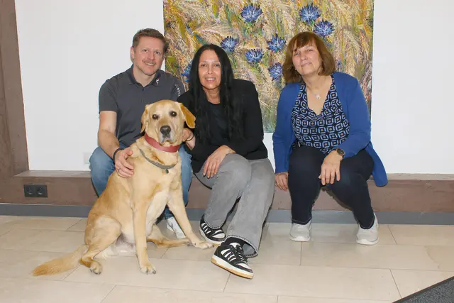 Freuen sich jedesmal auf den Besuch von Elisabeth Hölzl mit Therapiehund "Filou": Hedi Mair und Pflegedienstleiter Simon Eberharter.