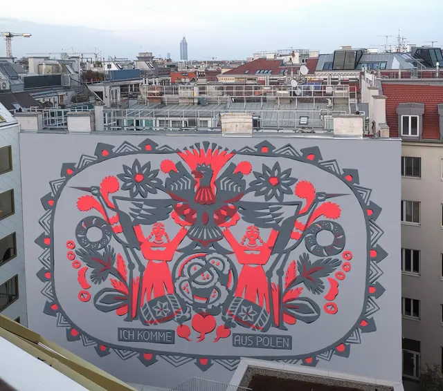 "Ich komme aus Polen" heißt dieses Wandbild von Aliz Buzas. Darauf hat sie Frauen mit Zöpfen und in Tracht gemalt, aber auch Zwiebel – und Störche. | Foto: Aliz Buzas
