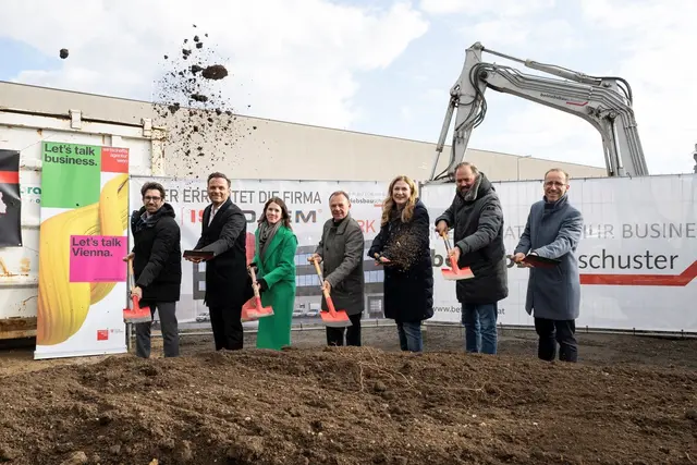 v. l.: Schuster (Betriebsbau Schuster), Ronald und Marie-Therese Zolly (beide Isodaem), Bischof (Bezirkschef Liesing), Novak (Wirtschaftsstadträtin, beide SPÖ), Ornig (Neos Wien-Wirtschaftssprecher), Weiss (Wirtschaftsagentur Wien). | Foto: Karo Pernegger