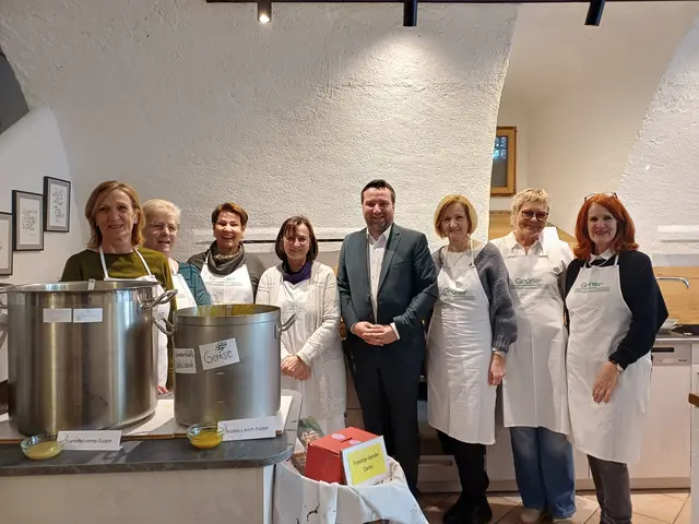 Die Helferinnen in Zams: Edith Lami, Karin Reheis, Brigitte Lechthaler, Sieglinde Raggl, Bgm. Benedikt Lentsch, Verena Tilg, Michaela Grüner und Organisatorin Gertrud Fink. | Foto: Monika Hammerl
