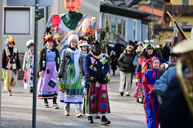 Die Trauergemeinde zog durch Ebensee, um den Fasching zu verbrennen. | Foto: Wolfgang Spitzbart