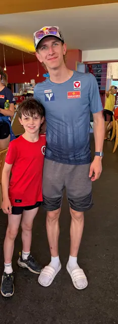 Matteo mit seinem großen Vorbild und Vierschanzentourneesieger Daniel Tschoffenig.  | Foto: Auernig/KK
