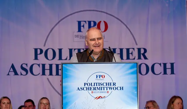 Der "Hausherr" der Jahnturnhalle, FPÖ-Klubobmann von Vizebürgermeister von Ried, Thomas Dim, nahm die Begrüßung vor.

