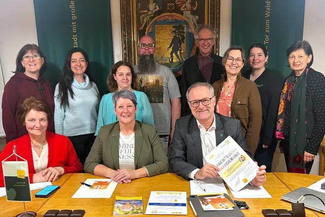 Vorne sitzend v.li.: Bürgermeisterin a.D. Ludmilla Etzenberger, Vizebürgermeisterin Gabriela Dietl und Gesundheitsstadtrat Günter Steindl (Arbeitskreisleiter)
Hinten stehend v.li.: Gemeinderätin Heide Maria Gießrigl, Karin Weiß, Katharina Noitzmüller (Sachbearbeiterin Gesunde Gemeinde), Benjamin Kreimel, Hannes Schmöger, Elisabeth Kramreiter (Tut gut!), Community Nurse Katharina Braun und Beatrix Müller | Foto: Stadtgemeinde Gföhl