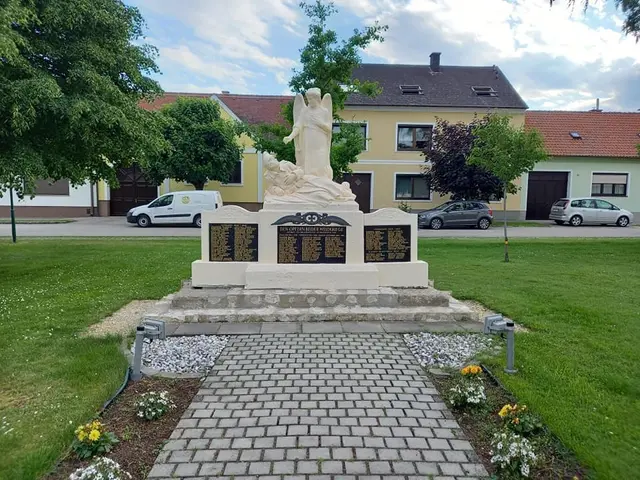 Das Kriegerdenkmal in Pama diente Dennis Steinwandtner als Kernquelle für seine Recherchen.  | Foto: Dennis Steinwandtner