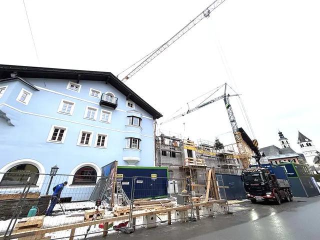 Das ehemalige "Langer-Haus " (li, blau) wird in den Tenne-Hotelkomplex integriert.