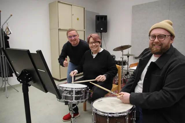 Baustadtrat Edwin Schnabel, Bürgermeisterin Karin Baier und Musikschullehrer Thorsten Seidl (v.l.n.r.) im neuen, schallisolierten Schlagzeugraum der Joseph Eybler Musikschule. | Foto: Stadtgemeinde Schwechat