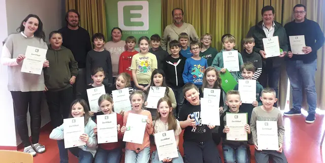Legat, Plank, Referent Wild, Bürgermeister Stangl und Direktor Schwarz mit den Energieschlaumeiern der VS Preding. | Foto: Energieagentur Baierl