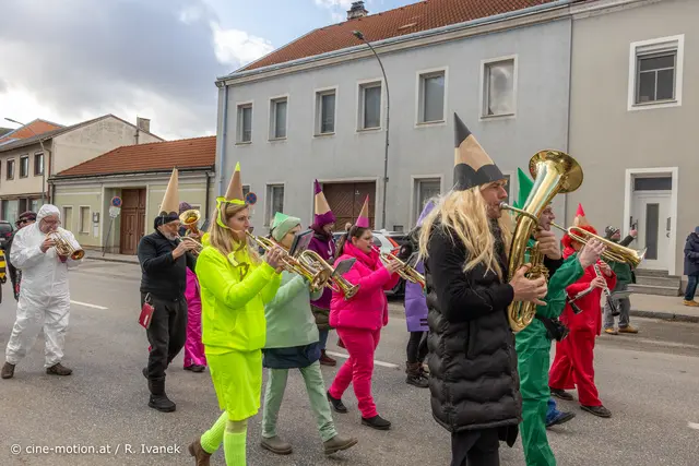 Farbenfroh als "Musik Kunterbunt" marschierte der Musikverein im Faschingszug. | Foto: cine-motion.at / R. Ivanek