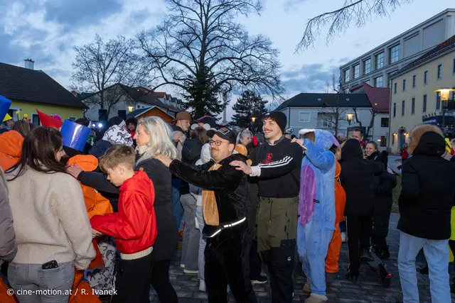 Polognaise mitten auf Hauptplatz - mitten durch die Schar von Leuten - durfte nicht fehlen. | Foto: cine-motion.at / R. Ivanek