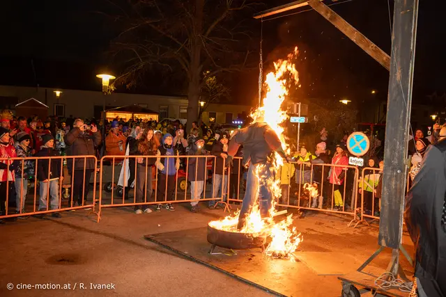 Fasching verbrennen - ein Brauchtum am Faschingsdienstag abends, wenn der Fasching zu Ende geht. | Foto: cine-motion.at / R. Ivanek