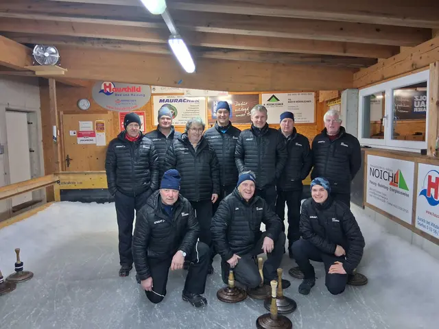 ESC Jochberg gewinnt daheim 4 : 3 gegen den EC Brixen und rückt zum EC Oberndorf auf.