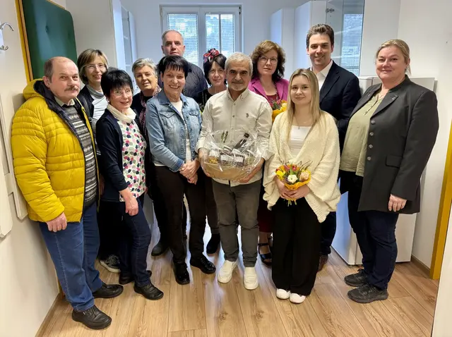 Auch einige Ehrengäste ließen sich den Tag der offenen Ordinationstüre bei Dr. Mohamad Dahnoun und seinem Team nicht entgehen. Darunter etwa GR Raimund Edy, Pharmazeutin Ute Seidl, GR Maria Weissenböck, GR Helga Krickl, GR Eva Meißnitzer, Vizebürgermeister Christian Buxhofer, Bürgermeister Manuel Aichberger und ÖGK-Leiterin Martina Schweidler.  | Foto: Manuel Aichberger