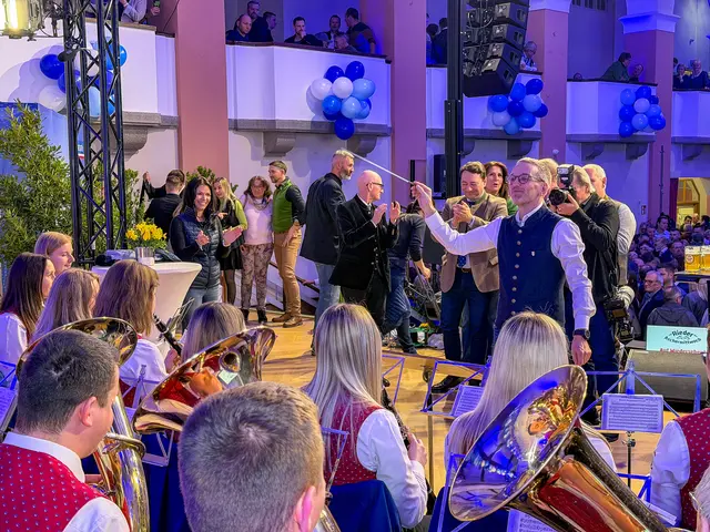 Herbert Kickl als Dirigent des Musikvereins Antiesenhofen-Reichersberg.
