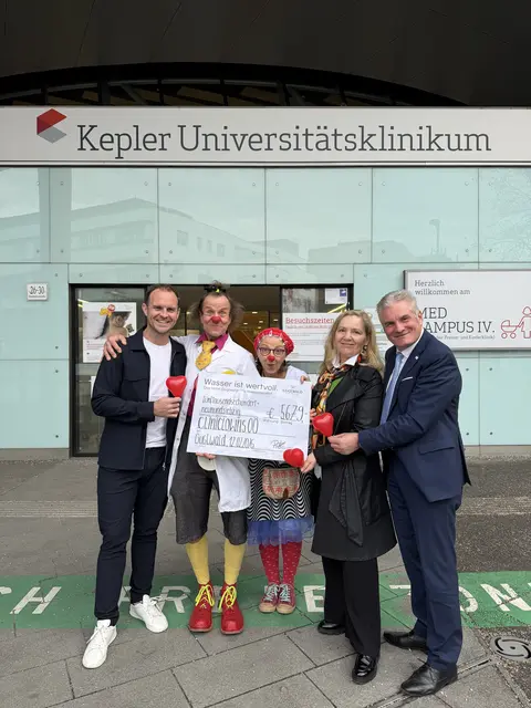 Hotelier Alexander Pilsl (l.) bei der Spendenübergabe an Vertreter der CliniClowns und Karl Lehner (Geschäftsführer der OÖ Gesundheitsholding) im Med Campus IV in Linz. | Foto: Hotel Guglwald