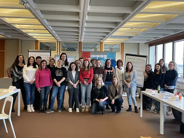 Die Kinderbetreuerinnen und Kinderbetreuer der Stadtgemeinde Ternitz bilden sich bei einem Workshop weiter. | Foto: Stadtgemeinde Ternitz