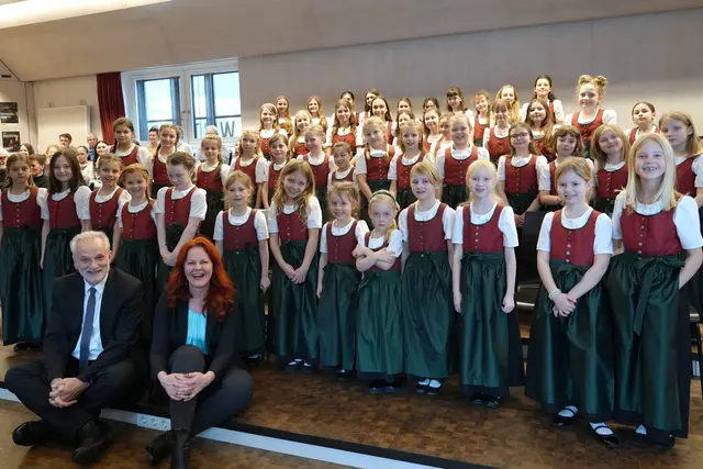 Erst kürzlich besuchte Bildungslandesrätin Cornelia Hagele den Mädchenchor Wilten und Chorleiter Johannes Stecher. | Foto: © Land Tirol/Trenker
