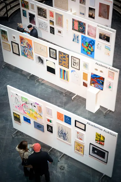 Versteigert wurden insgesamt 133 Kunstwerke von etablierten Künstlerinnen und Künstlern sowie Nachwuchstalenten. | Foto: Joanna Pianka