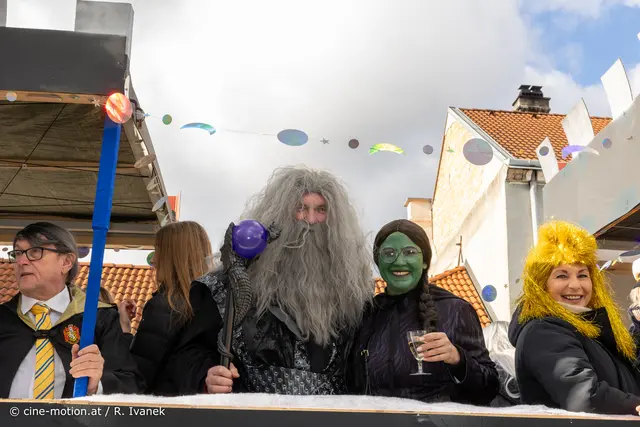 In der Zauberwelt bewegte sich Gandalf (Bürgermeister Jürgen Maschl) mit Geburtstagskind Sabine Rezac (vlnr). | Foto: cine-motion.at / R. Ivanek