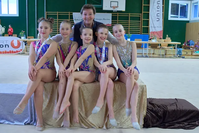 Trainerin Edith Parzmayr mit ihren erfolgreichen Gymnastinnen (v.l.n.r.: Marta Bilonik, Isabelle Prechtl, Anna Grozak, Josefine Schaubschläger, Julia Neumann) | Foto: Sportunion Mühlbach