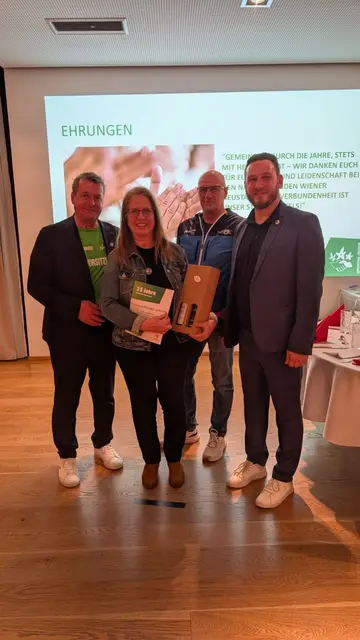 Susanne Schwarz-Giefing freute sich über die Anerkennung ihrer 25jäjhrigen Mitgliedschaft | Foto: Naturfreunde WN