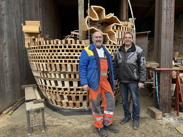 Zwei geschickte Handwerker und Tüftler in ihrem Element: Manfred Pappel (r.) und Erwin Stelzl | Foto: MeinBezirk/Waltraud Fischer