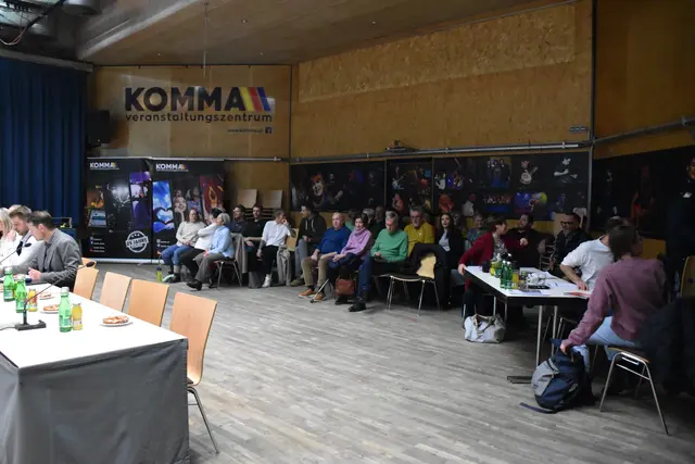 Rund vierzig Zuhörerinnen und Zuhörer besuchten die Gemeinderatssitzung am 18. Februar in Wörgl.  | Foto: Barbara Fluckinger