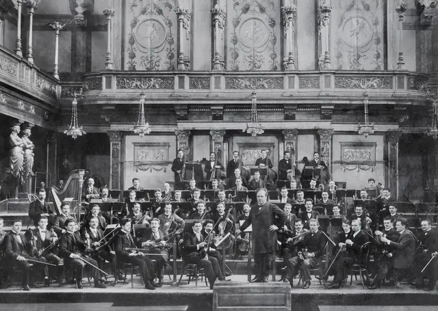Erstes Orchesterfoto mit Chefdirigent Ferdinand Löwe, 1902, Atelier Joseph Alexander Fink, Wien. | Foto: Historisches Archiv der Wiener Symphoniker