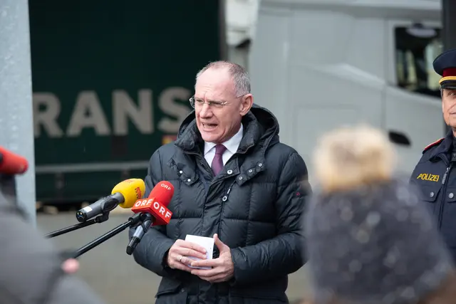 Innenminister Gerhard Karner im Gespräch mit den Medienvertreterinnen und Medienvertretern | Foto: Polizei Kärnten