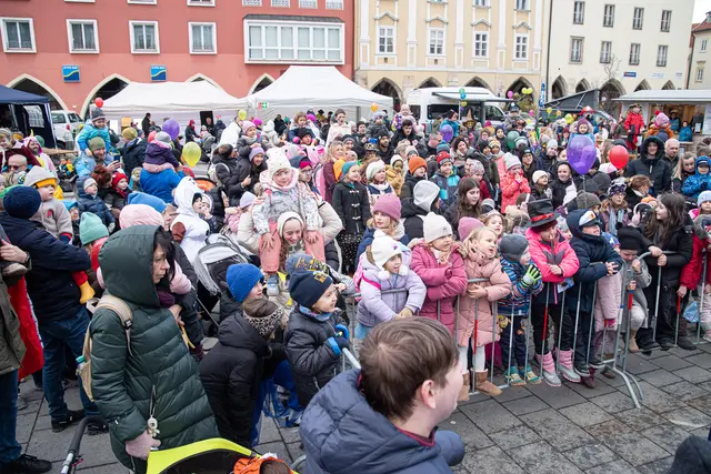 Ein kindergerecht besonders unterhaltsames und abwechslungsreches Programm lockte zahlreiche Kinder mit ihren Eltern, Großeltern, Tanten, Onkeln Verwandten und Freunden am Faschingsdienstag auf den Wiener Neustädter Hauptplatz
