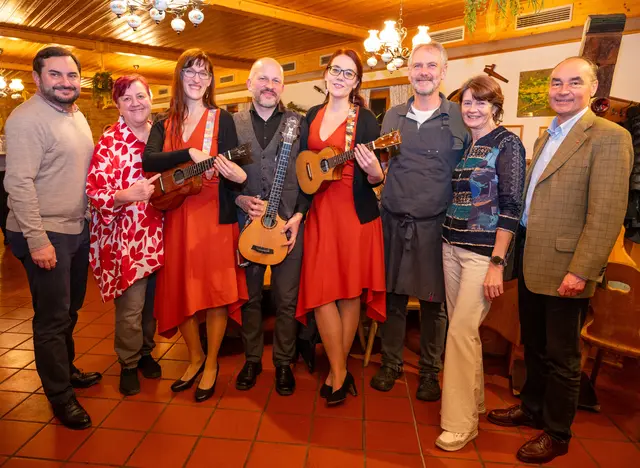 Kulturreferent Dieter Zelber, Andrea Niegl-Richter, Tina Niederpold, Albert und Juliana Stepaniak, Martin Niegl, Renate Feiks und Bürgermeister Dr. Andreas Linhart (v.l.n.r.). | Foto: Gemeinde Brunn/Johanna Hoblik