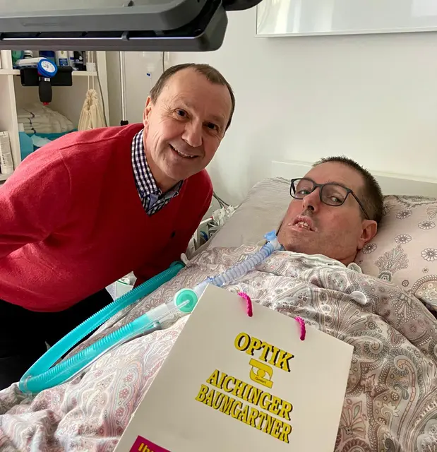 Andreas Baumgartner und Markus Till verbinden frühere Zeiten beim SV Riedau - eine Spezialbrille soll dem an ALS erkrankten Fußballprofi nun den Alltag helfen.  | Foto: Andreas Baumgartner