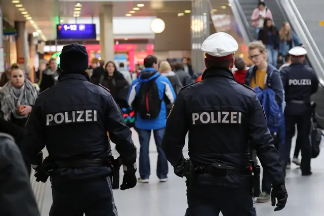 Nicht nur auf den Bahnöfen, sondern auch in Zügen soll die Arbeit mit der Polizei ausgeweitet werden. (Archiv) | Foto: APA-Images / Pressefoto Scharinger / Daniel Scharinger