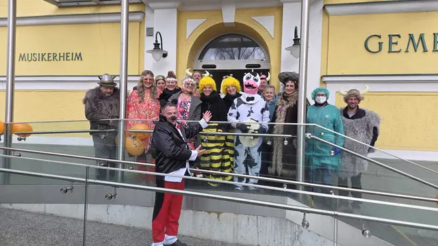 Puchbergs Gemeinde in Verkleidung. Ganz vorne: Micky Maus Bürgermeister Christian Dungl. | Foto: Gemeinde Puchberg