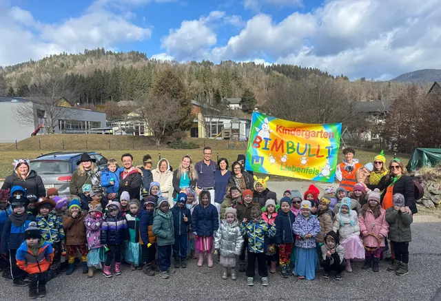 Am Faschingdienstag zogen die kleinen Närrinnen und Narren gemeinsam noch einmal durch Liebenfels. Dabei machten sie einen Besuch beim Kinderarzt Dr. Pichler... | Foto: Bimbulli GmbH