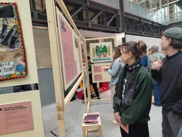 Die Wandteppiche erzählen bewegende Geschichten über die Auswirkungen von Klimawandel, Umweltzerstörung und Ressourcenausbeutung auf die Lebensgrundlagen der lokalen Bevölkerung. | Foto: Welthaus Wien