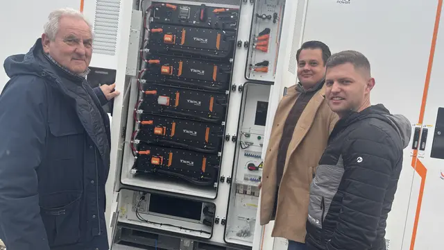 Zum MeinBezirk-Lokalaugenschein bei einer der fünf Stromspeicheranlagen von Peter Schitter (li.) kamen auch Andreas Ferner (re.) von der EEG Oberlungau und Lukas Müller (EEA-Elektro GmbH), der die Batterien installiert hat. | Foto: pjw