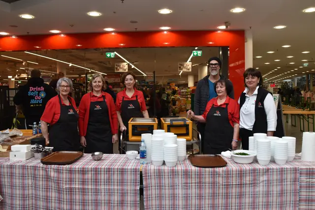 Der Sozialsprengel Wörgl (mit Geschäftsführerin Michaela Fabiankovits und Obmann Christian Pumpfer) und die ehrenamtlichen Helferinnen in Rot luden zum Fastensuppenessen ins City-Center. | Foto: Barbara Fluckinger