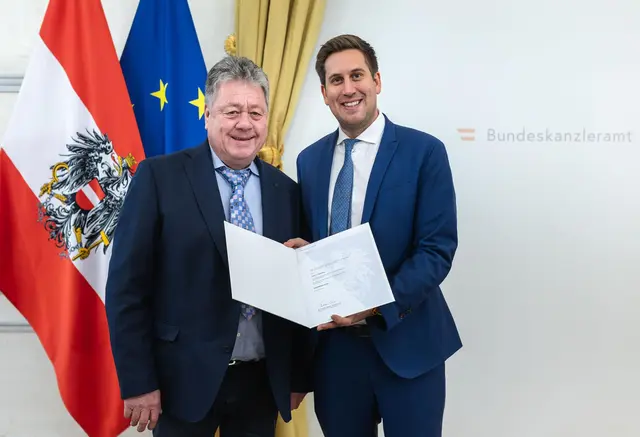 Staatssekretär Alexander Pröll überreichte Johann Zöchling im Bundeskanzleramt die Ernennungsurkunde zum Kommerzialrat. | Foto: BKA/Valentin Brauneis