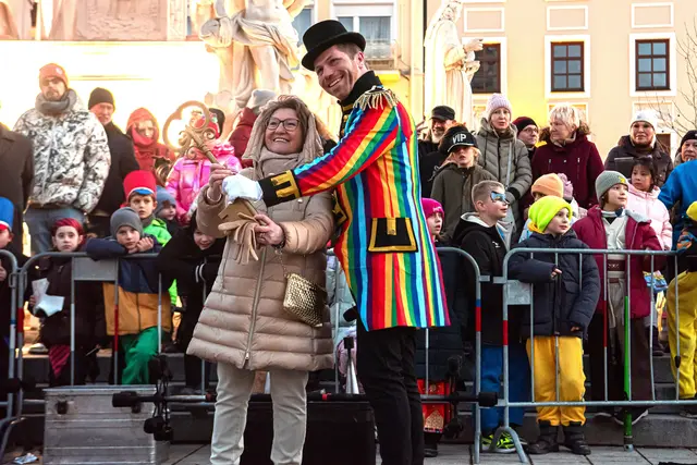 Die Faschingsdienstagsfeiern endeten im Beisien von VzBgm Erika Buchinger und dem Präsidenten der Eulenfaschingsgilde Christan Guttmann mit der Rückgabe des Stadtschlüssels an die Wiener Neustädter Stadtregierung