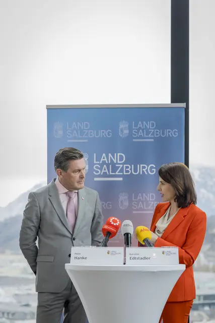 Im Bild: Landeshauptfrau Karoline Edtstadler und Verkehrsminister Peter Hanke bei der Präsentation des Mobilitätspakets für Salzburg. | Foto: Land Salzburg/Neumayr/Leopold