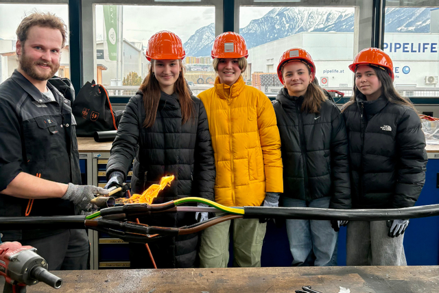 SchülerInnen des BRG Telfs erlebten bei der TINETZ, wie Starkstromkabel repariert werden.  | Foto: IV Tirol / Burckhardt