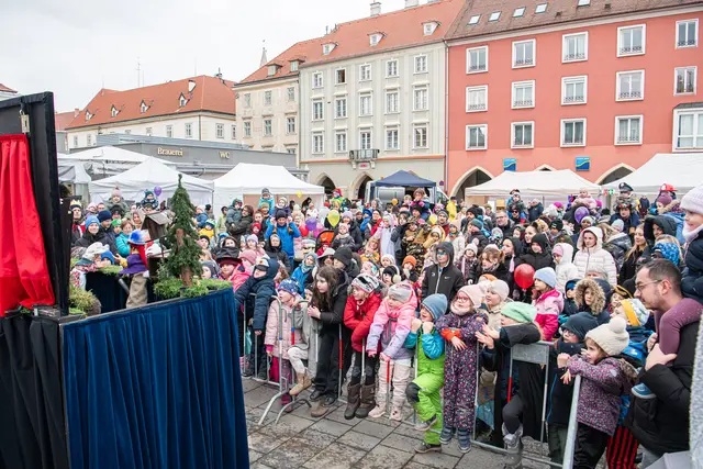 Eine besonders große Kinderschar lockte das Kasperlthater auf den Hauptplatz! 