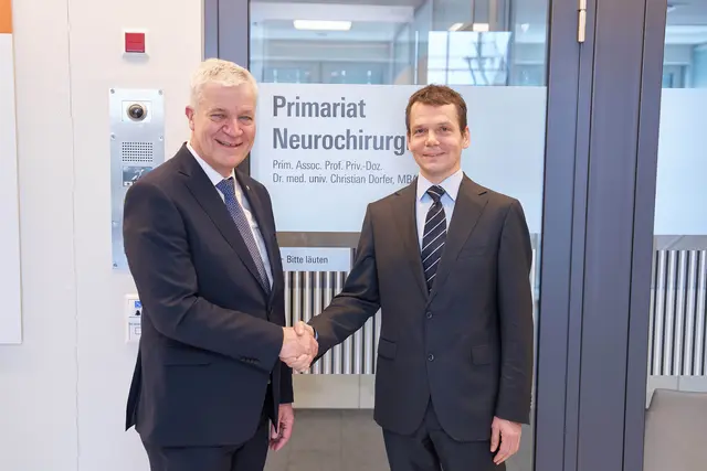Landesrat Anton Kasser Christian Dorfer, neuer Leiter der Klinischen Abteilung für Neurochirurgie. | Foto: UK St. Pölten