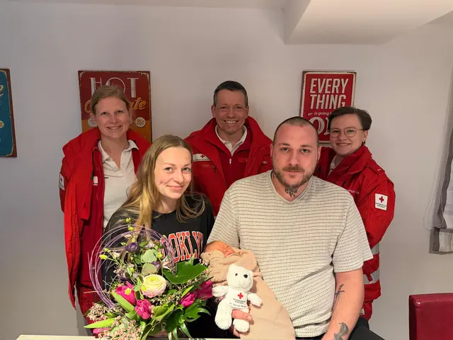 Das Rettungsteam überbrachte der jungen Andorfer Familie nach der Entlassung aus dem Krankenhaus persönlich ihre Glückwünsche. | Foto: Rotes Kreuz