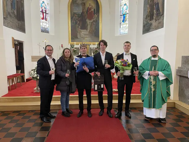 Faschingshöhepunkt in Raiding: Bürgermeister Markus Landauer und Vizebürgermeisterin Stefanie Kautz übergaben nach der Messe symbolisch den Gemeindeschlüssel an Faschingskönig und Burschenchef Simon Höttinger. Mit dabei: Vorjahreskönig Elias Erhardt, Nils Wiesinger und Pfarrer Thorsten Carich. | Foto: Markus Landauer