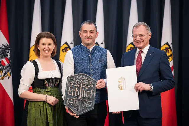 Aus dem Bezirk Schärding erhielt Martin Hintermayr von Anwesen Witraunmühle in Raab von Landeshauptmann Thomas Stelzer und Landesrätin Michael Langer-Weninger für seinen Familienbetrieb den Ehrentitel "Erbhof".  | Foto: Land OÖ/Mayrhofer