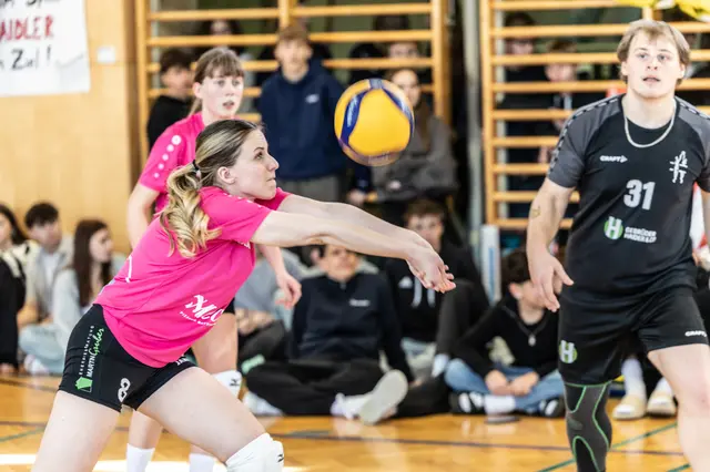 Beim traditionellen Volleyballturnier der BHAK/BHAS Liezen wurde um jeden Ball gekämpft. | Foto: Klaus Zettler