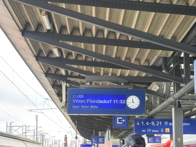 Die Verwirrung in Wiener Neustadt war perfekt, wie ein Reisender berichtete: Der CJX9 wird um 11.44 Uhr noch immer angezeigt, obwohl er schon um 11.32 Uhr fahren sollte. | Foto: z.V.g.