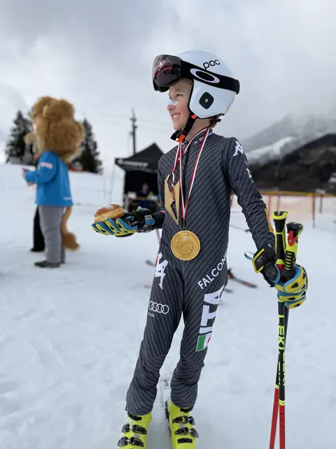 Paul aus Leogang ging als Giovanni Franzoni an den Start – diesjähriger Abfahrt-Hahnenkammsieger – die Goldene Gams durfte dabei nicht fehle | Foto: Privat/Kirchenwirt Leogang